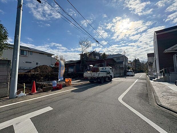 実際に室内をご見学頂くと生活のイメージが広がると思います。家具を置いたイメージや窓からの景色など。周辺で販売に出している物件も一緒にまとめてご見学頂き、比較する事もできます。