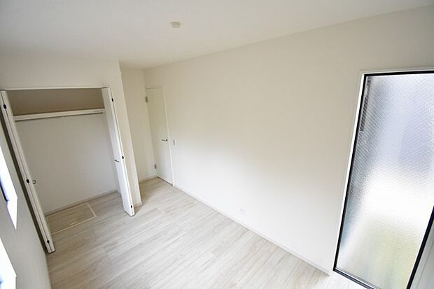 スタイリッシュなデザインと快適な居住性を兼ね備えた洋室。広々とした空間は、自分らしいインテリアを楽しむことができるほか、リラックスした時間を過ごすことができそうです。 