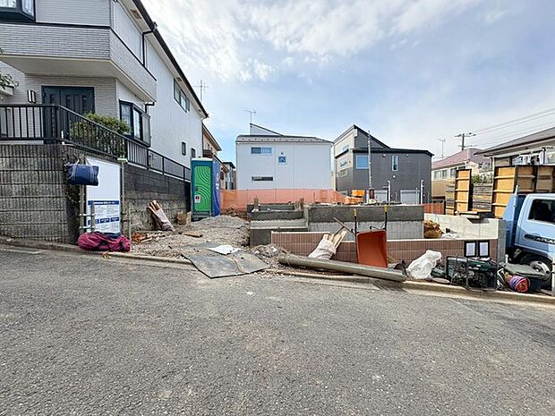 実際に室内をご見学頂くと生活のイメージが広がると思います。家具を置いたイメージや窓からの景色など。周辺で販売に出している物件も一緒にまとめてご見学頂き、比較する事もできます。