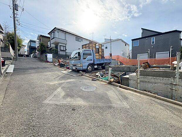 安心して暮らすことのできる住宅街。 住宅地の道路は一般に交通量が少なく車などの騒音が少ないため、住民にとって静かな生活環境が提供されます。