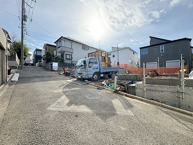 周辺は住宅が建ち並ぶ閑静な住宅街です。 