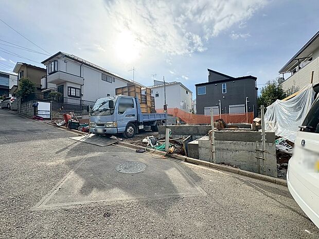 現在建物を建築中です、建築中の物件については現地確認の他、同施工会社の完成施工例のご案内、担当者のプレゼンテーションにてご検討ください。適切なご検討の方法をご説明させて頂きます。 