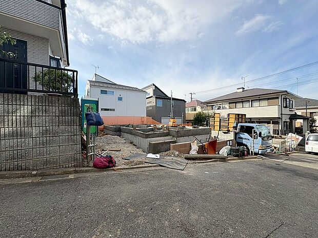 実際に室内をご見学頂くと生活のイメージが広がると思います。家具を置いたイメージや窓からの景色など。周辺で販売に出している物件も一緒にまとめてご見学頂き、比較する事もできます。