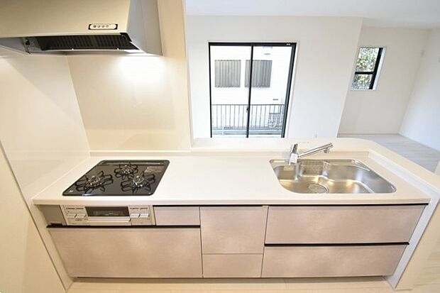 お料理をしながらリビングの家族やゲストとの会話が楽しめるカウンタータイプのキッチン。毎日のお料理を楽しく快適に。 