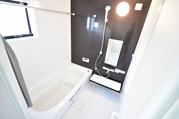 浴室乾燥機の他にも開口部のある浴室スペース。 お風呂上がりの湿気も、窓を開けておくことで改善可能。 お湯につかりながら、ちょっとした露天気分？ 