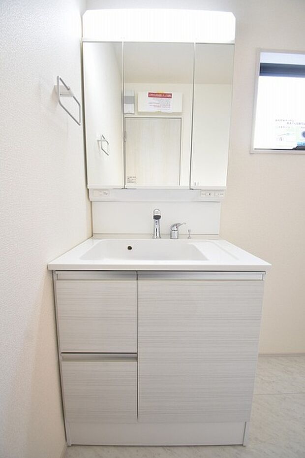 三面鏡に洗面台。 コンセントに照明機能、多機能性を備えた設備です。  