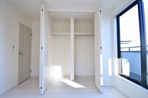 豊富な収納スペースもこの物件の特長の一つ。各所に収納が完備されており、生活をスッキリと整えることができます。 