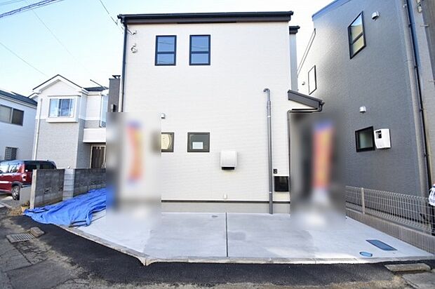 周辺の街並みの中で適度な主張、生活に溶け込むシンプルなデザインの外観が魅力の一戸建です。
