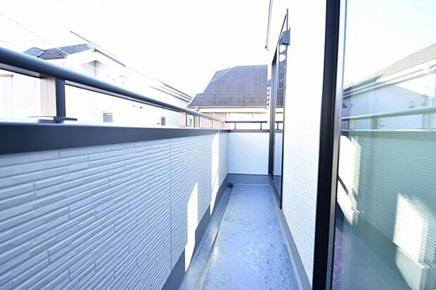 季節の変化や天気の良い日には、バルコニーでの時間が心地よく、気分をリフレッシュさせることができます。 