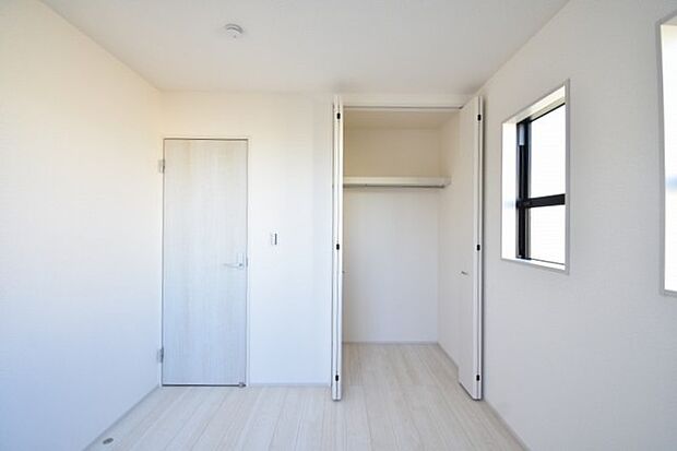 スマートなデザインと賢い収納が生活を快適にします。広々とした雰囲気を演出する工夫が施され、生活空間の魅力を引き出します。  