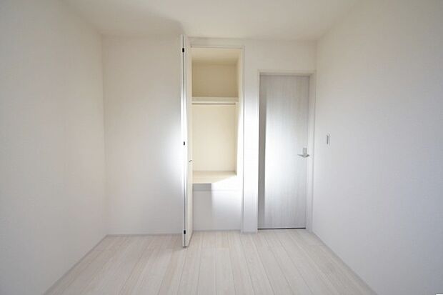 洋室はモダンなデザインと機能性を備え、快適な生活空間に。明るい窓から差し込む自然光が広々とした空間をさらに明るく開放的に感じさせます。