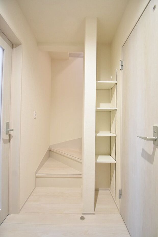 実際に室内をご見学頂くと生活のイメージが広がると思います。家具を置いたイメージや窓からの景色など。周辺で販売に出している物件も一緒にまとめてご見学頂き、比較する事もできます。