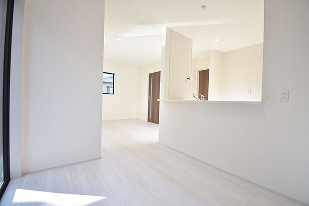 カウンターキッチンならではの開放的な見通し、全体が見渡せることでご家族の団欒スペースもより明るく笑顔が溢れる空間となります。 