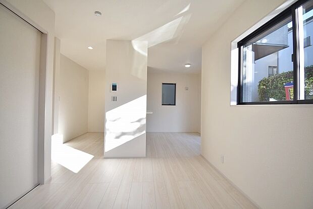 家族が食事するダイニングスペースをキッチンから見渡せる設計に。お料理をしながら家族とのコミュニケーションが増えそうな予感。 