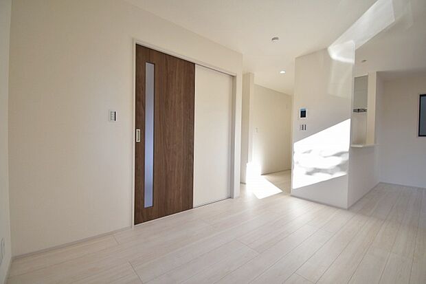 家族の集まるリビングは気持ちの良い自然光が差し込む団欒空間。室内のご見学予約も随時、受付中ですのでお気軽にお問合せください。