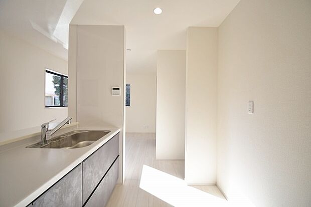 カウンターキッチンならではの開放的な見通し、全体が見渡せることでご家族の団欒スペースもより明るく笑顔が溢れる空間となります。