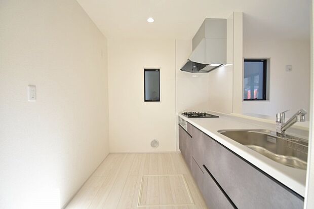 キッチンコンロスペースの近くには、空気の入れ替えが可能な開口部を設置!! お料理をする際には、換気扇を回しながら匂いが籠らない様に開放してお料理もお楽しみ頂けます。