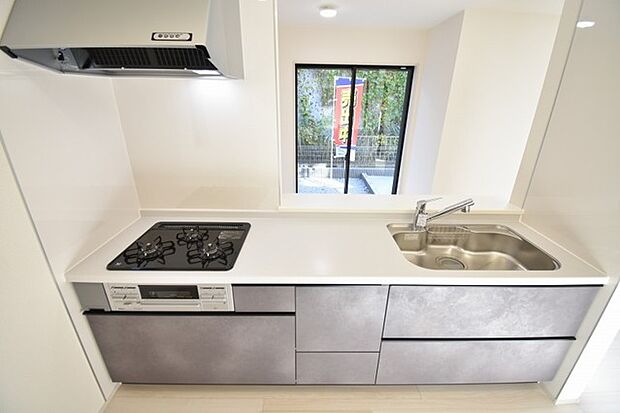 お料理をしながらリビングの家族やゲストとの会話が楽しめるカウンタータイプのキッチン。毎日のお料理を楽しく快適に。 