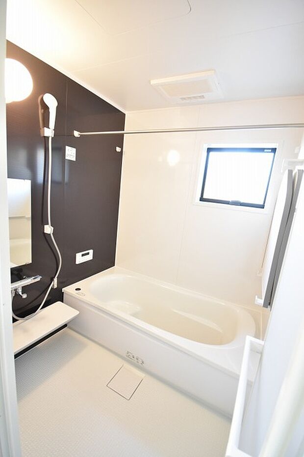 一日の疲れを癒してくれるゆったりとしたバスルームです。