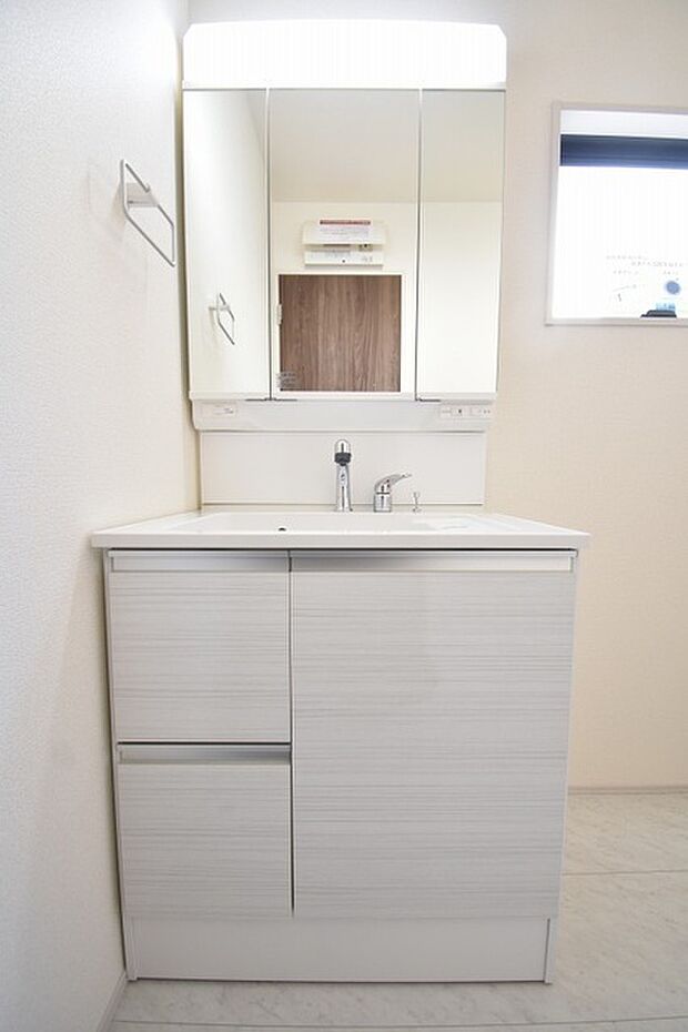 使いやすいタイプの洗面化粧台のあるランドリースペース