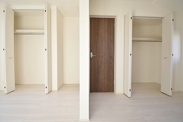 各所に効率的に配置された収納スペースがあり、日常のモノをすっきりと収納できます。