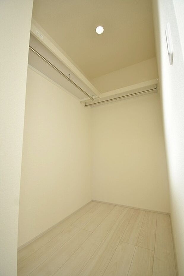 収納スペースがたっぷりと確保されたこの物件では、生活をより快適に送ることができます。