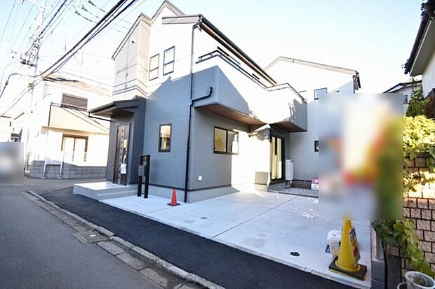 周辺の街並みの中で適度な主張、生活に溶け込むシンプルなデザインの外観が魅力の一戸建です。 