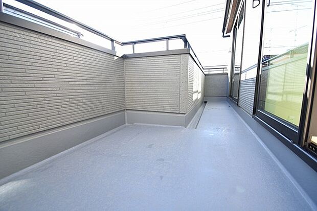 季節の変化や天気の良い日には、バルコニーでの時間が心地よく、気分をリフレッシュさせることができます。