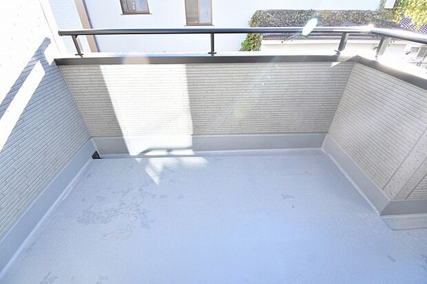 日々の忙しさやストレスから離れ、バルコニーで静かに深呼吸、心が穏やかになります。 