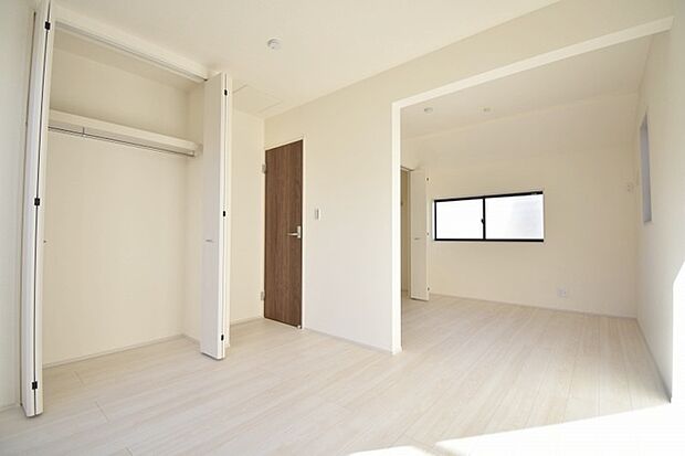 洋室はモダンなデザインと機能性を備え、快適な生活空間に。明るい窓から差し込む自然光が広々とした空間をさらに明るく開放的に感じさせます。