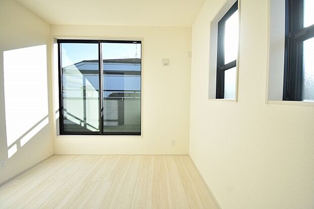 スマートなデザインと賢い収納が生活を快適にします。広々とした雰囲気を演出する工夫が施され、生活空間の魅力を引き出します。  