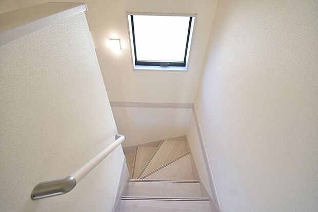 実際に室内をご見学頂くと生活のイメージが広がると思います。家具を置いたイメージや窓からの景色など。周辺で販売に出している物件も一緒にまとめてご見学頂き、比較する事もできます。