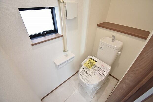 トイレにはウォシュレット機能を標準装備。