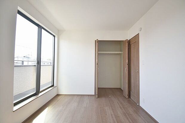 スタイリッシュなデザインと快適な居住性を兼ね備えた洋室。広々とした空間は、自分らしいインテリアを楽しむことができるほか、リラックスした時間を過ごすことができそうです。