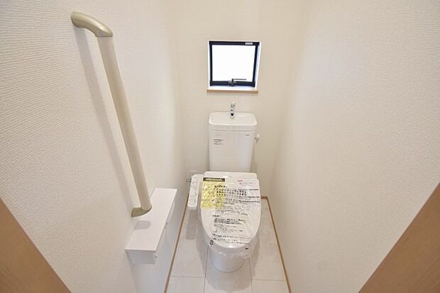 トイレにはウォシュレット機能を標準装備。
