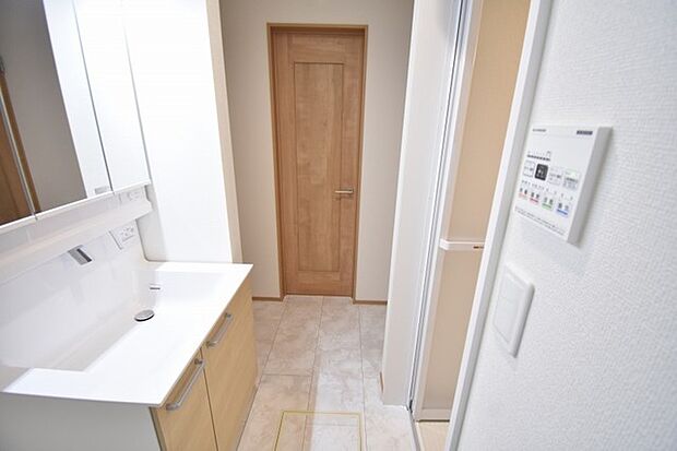 使いやすいタイプの洗面化粧台のあるランドリースペース