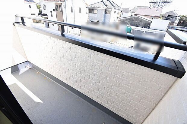 日々の忙しさやストレスから離れ、バルコニーで静かに深呼吸、心が穏やかになります。