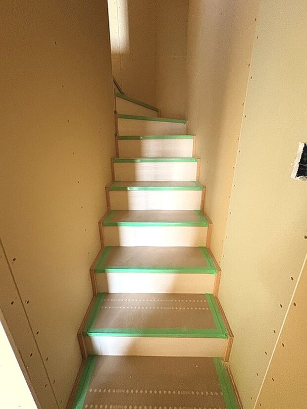 リビングの真ん中に階段がある人気のリビング階段。自然と家族のコミュニケーションが増えます。