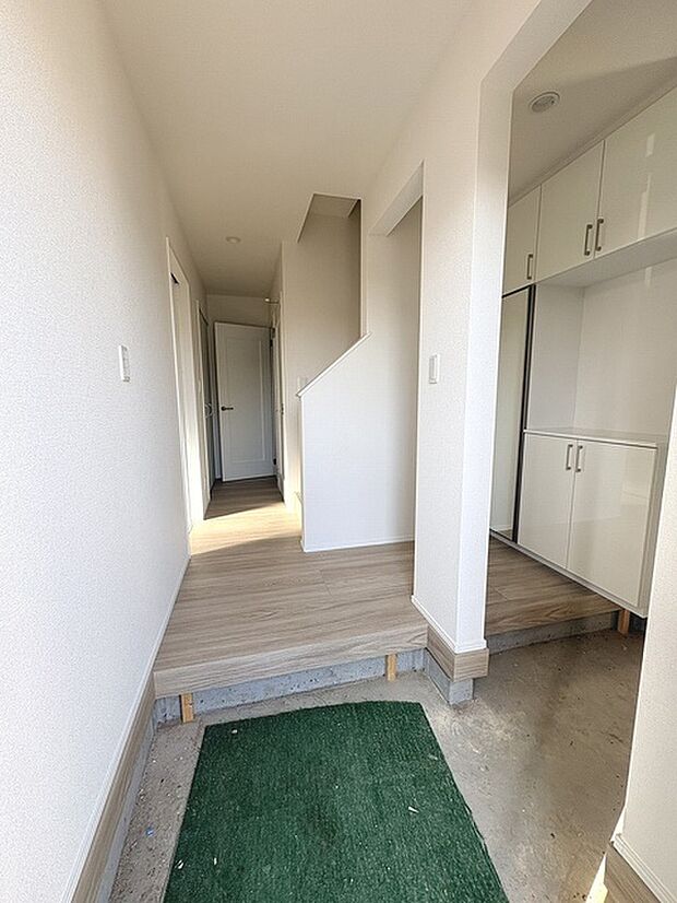 明るく広々とした玄関は、家に入る瞬間から心地よい居心地を感じさせます。シューズインクローゼットも完備して収納もタップリ。