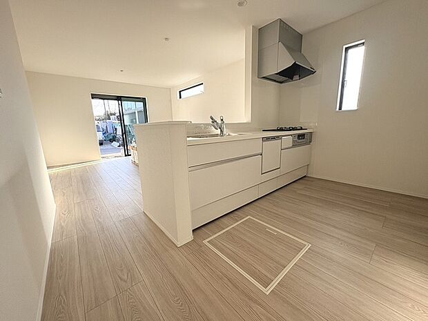 お料理をしながらリビングの家族やゲストとの会話が楽しめるカウンタータイプのキッチン。毎日のお料理を楽しく快適に。