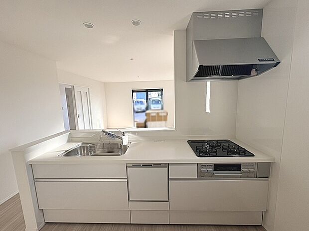 お料理をしながらリビングの家族やゲストとの会話が楽しめるカウンタータイプのキッチン。毎日のお料理を楽しく快適に。