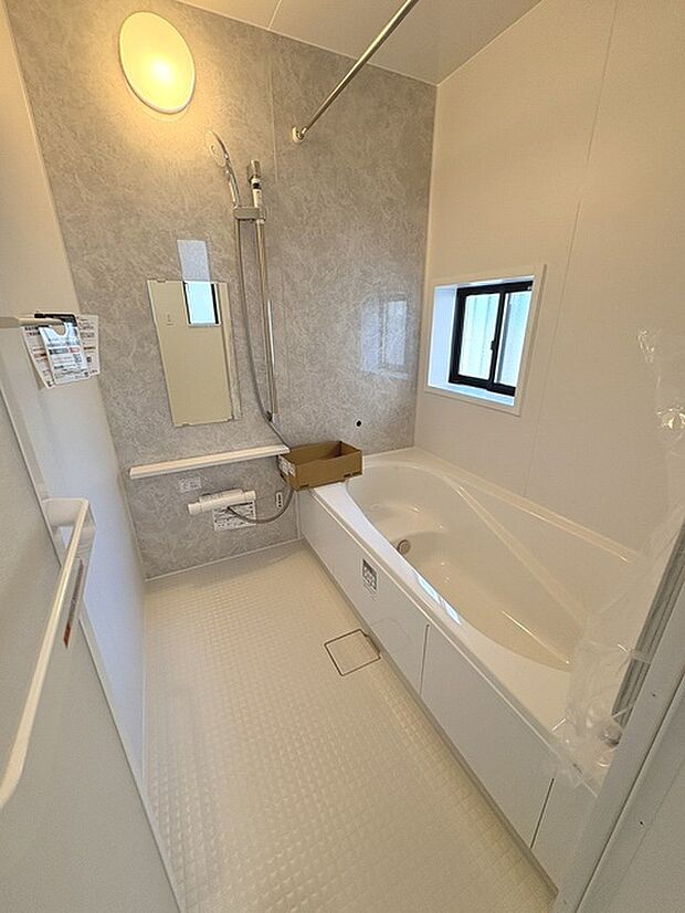 一日の疲れを癒してくれるゆったりとしたバスルームです。