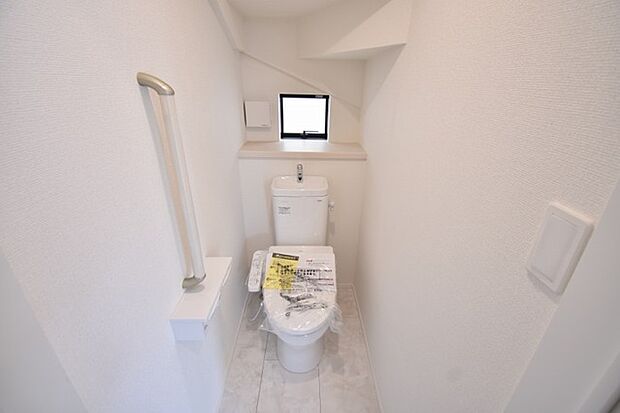 階段下を有効活用したトイレスペース。 便座はもちろんウォシュレット。