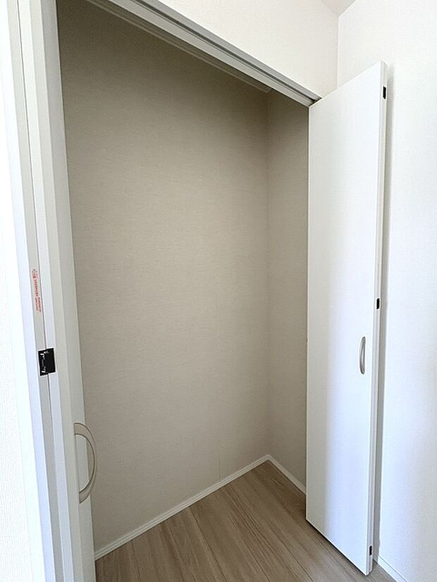 各所に効率的に配置された収納スペースがあり、日常のモノをすっきりと収納できます。