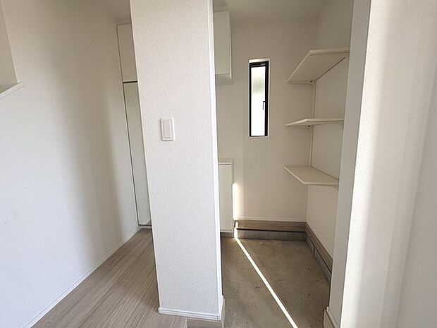 靴が沢山ある方には嬉しいシューズクローク。ベビーカーやゴルフバッグなども置けそうなスペースに