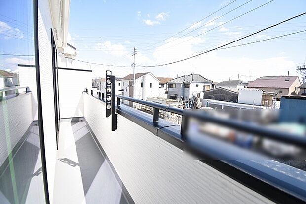 日々の忙しさやストレスから離れ、バルコニーで静かに深呼吸、心が穏やかになります。
