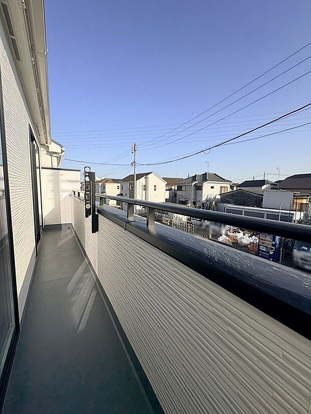 日々の忙しさやストレスから離れ、バルコニーで静かに深呼吸、心が穏やかになります。