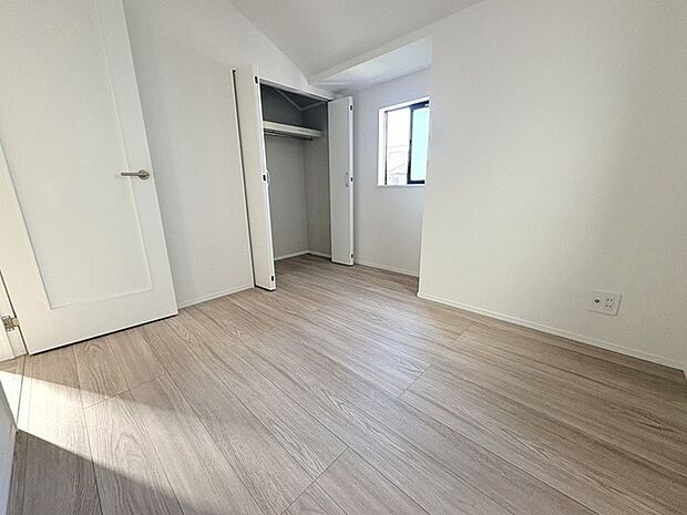 実際に室内をご見学頂くと生活のイメージが広がると思います。家具を置いたイメージや窓からの景色など。周辺で販売に出している物件も一緒にまとめてご見学頂き、比較する事もできます。