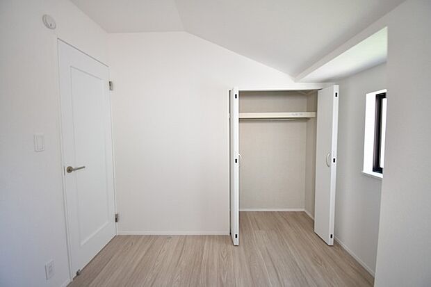 勾配天井の2階のお部屋。この勾配の角度がお洒落な雰囲気を感じさせてくれます。