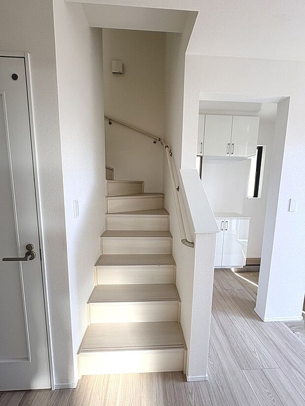 実際に室内をご見学頂くと生活のイメージが広がると思います。家具を置いたイメージや窓からの景色など。周辺で販売に出している物件も一緒にまとめてご見学頂き、比較する事もできます。